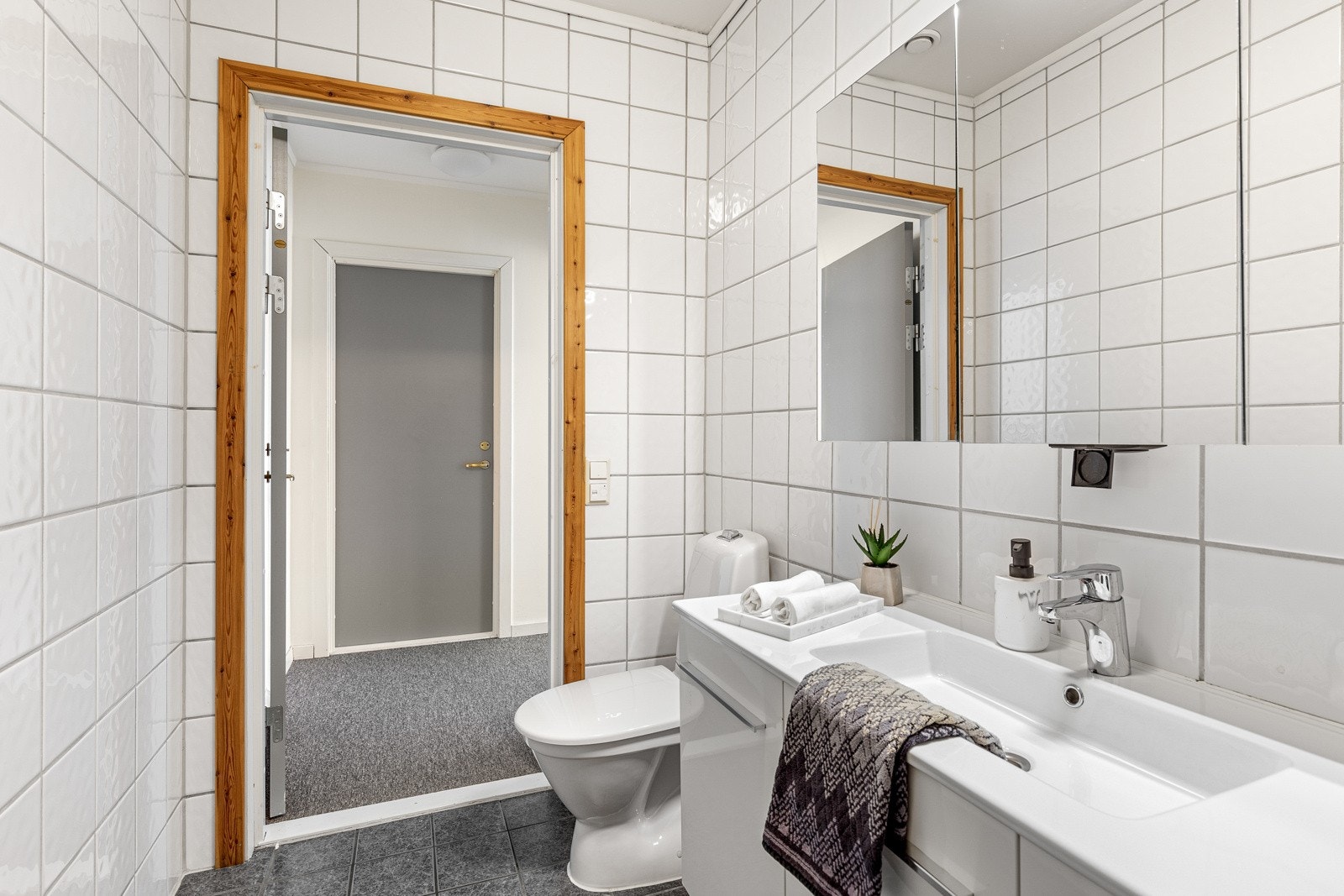 Badet er utstyrt med bl.a servnatinnredning, dusjhjørne, toalett, rør-i-rør og opplegg for vaskemaskin. Galleribilde