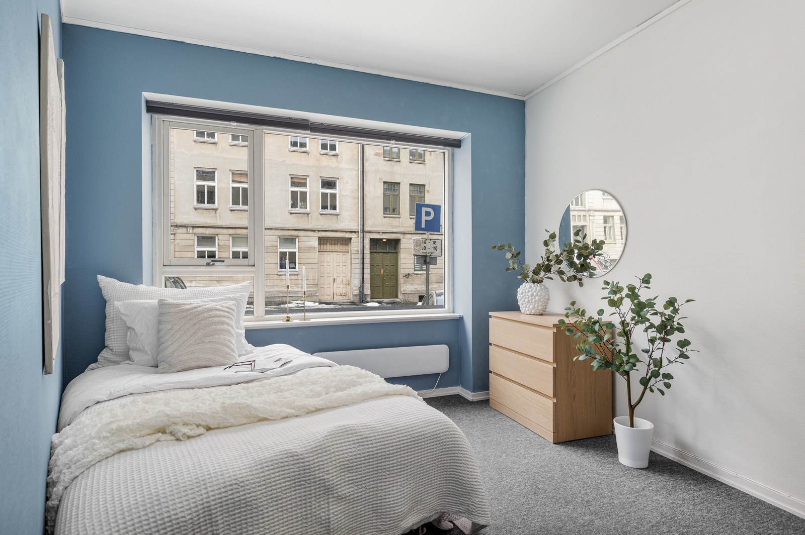 Rikelig med naturlig lys fra vinduene. Galleribilde