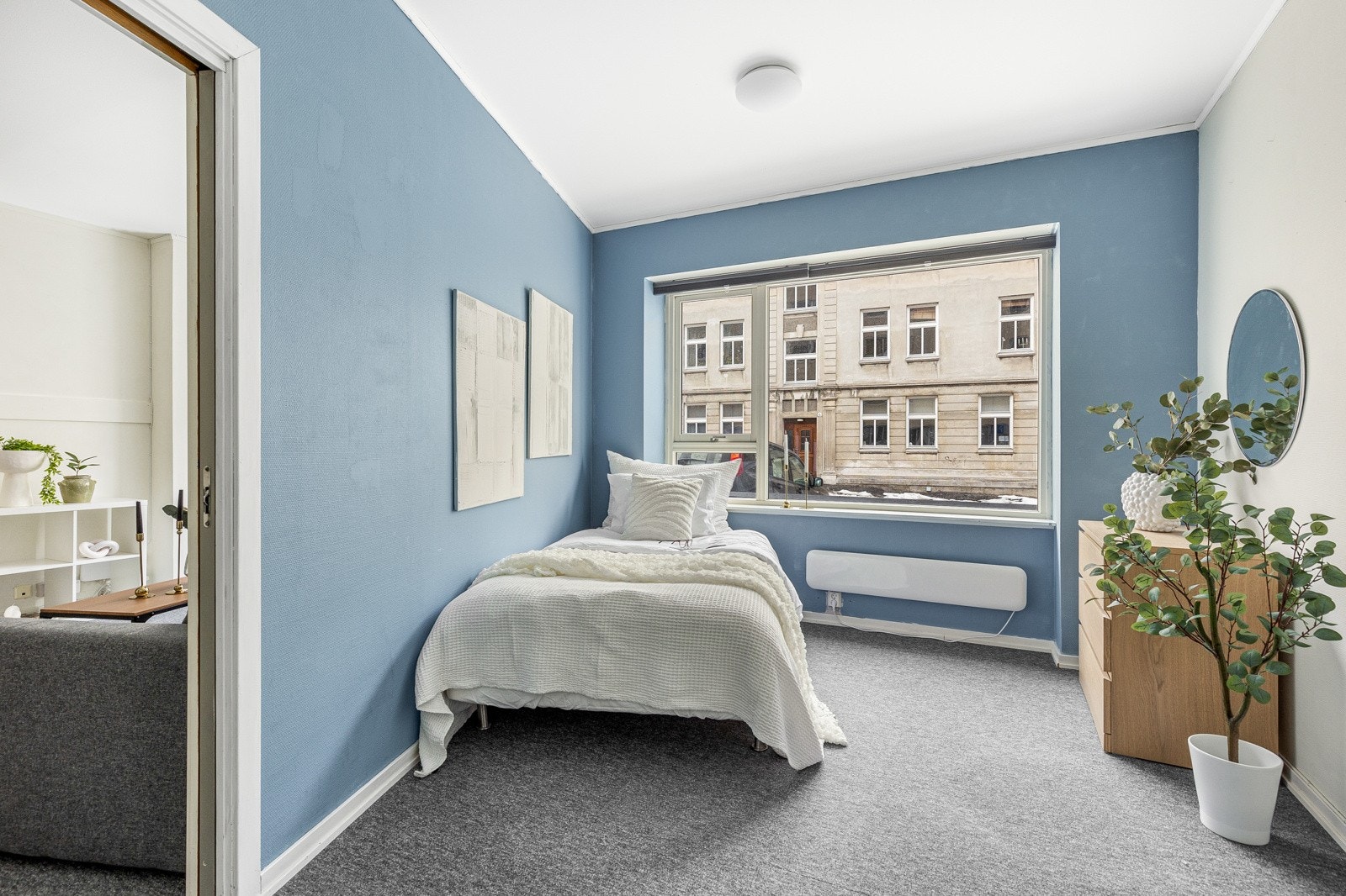 Soverommet i leiligheten er av god størrelse og har god plass til et skrivebord. Perfekt for de som jobber hjemmefra eller trenger en kreativ plass. Galleribilde
