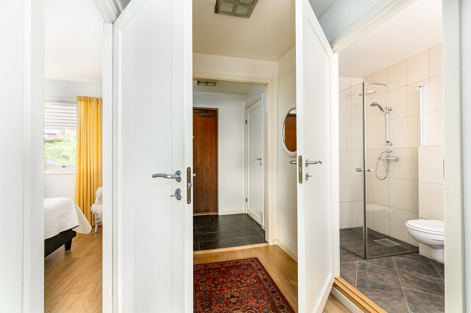 Soverommet og badet er samlet i praktisk nærhet omkring gangen. Galleribilde