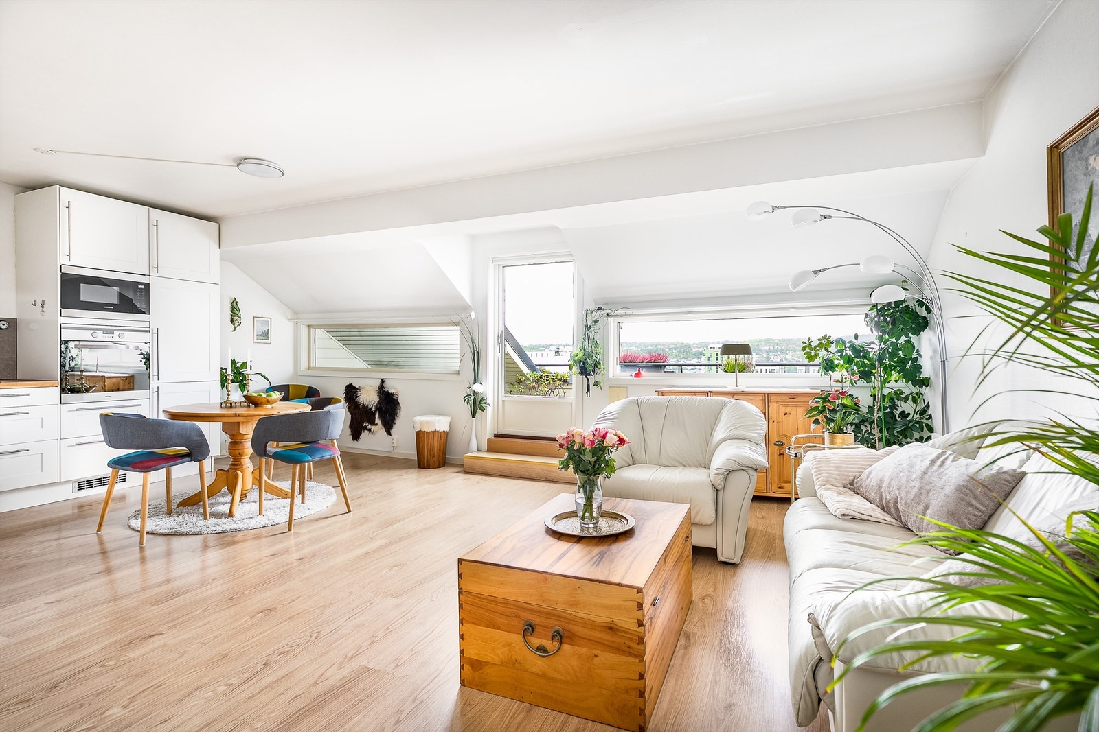 Arealet er effektivt disponert, blant annet med stuen og kjøkkenet samlet i åpen løsning i leilighetens vestre side. Galleribilde