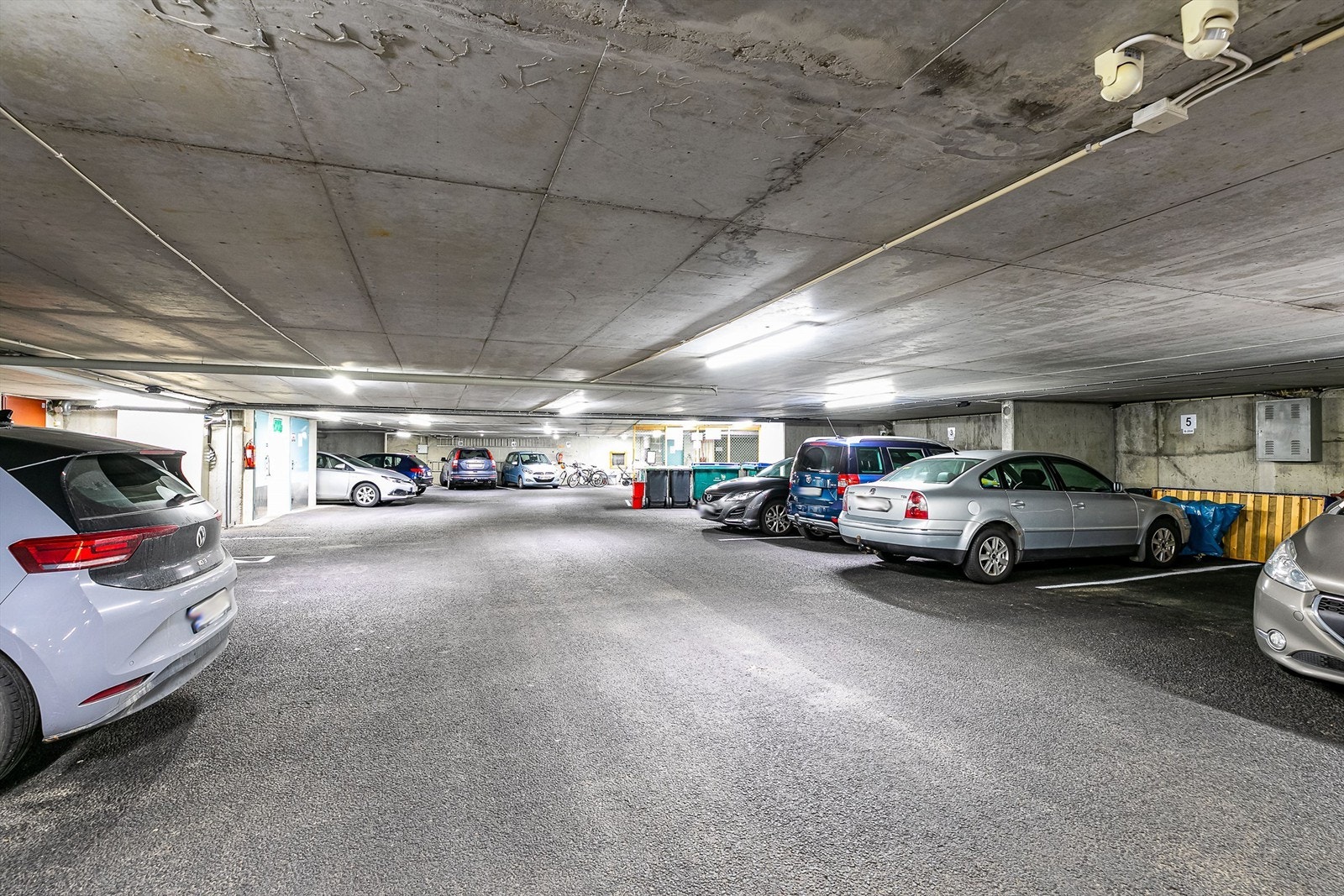 Leiligheten har parkeringsplass i felles garasjeanlegg, med mulighet for lader til EL-bil. Galleribilde
