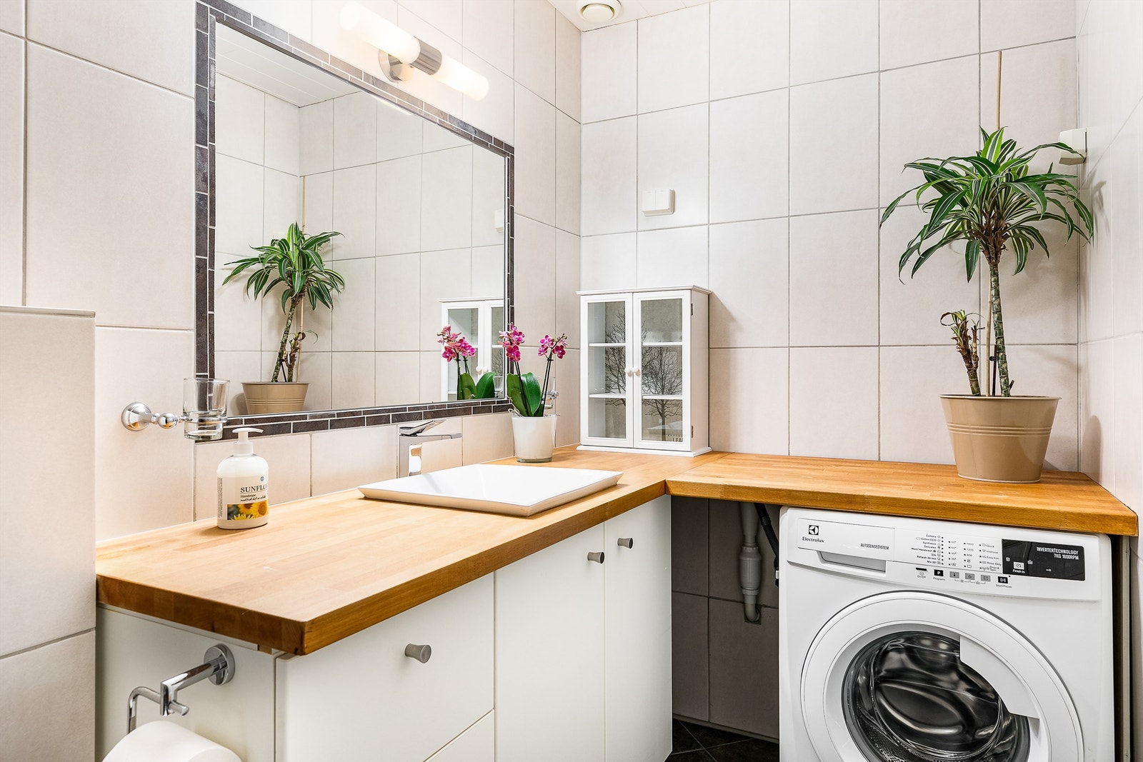 Badet ble oppgradert rundt 2010 og smart innredet med blant annet servantbenk som kan benyttes til oppbevaring og bretting av tøy. Galleribilde
