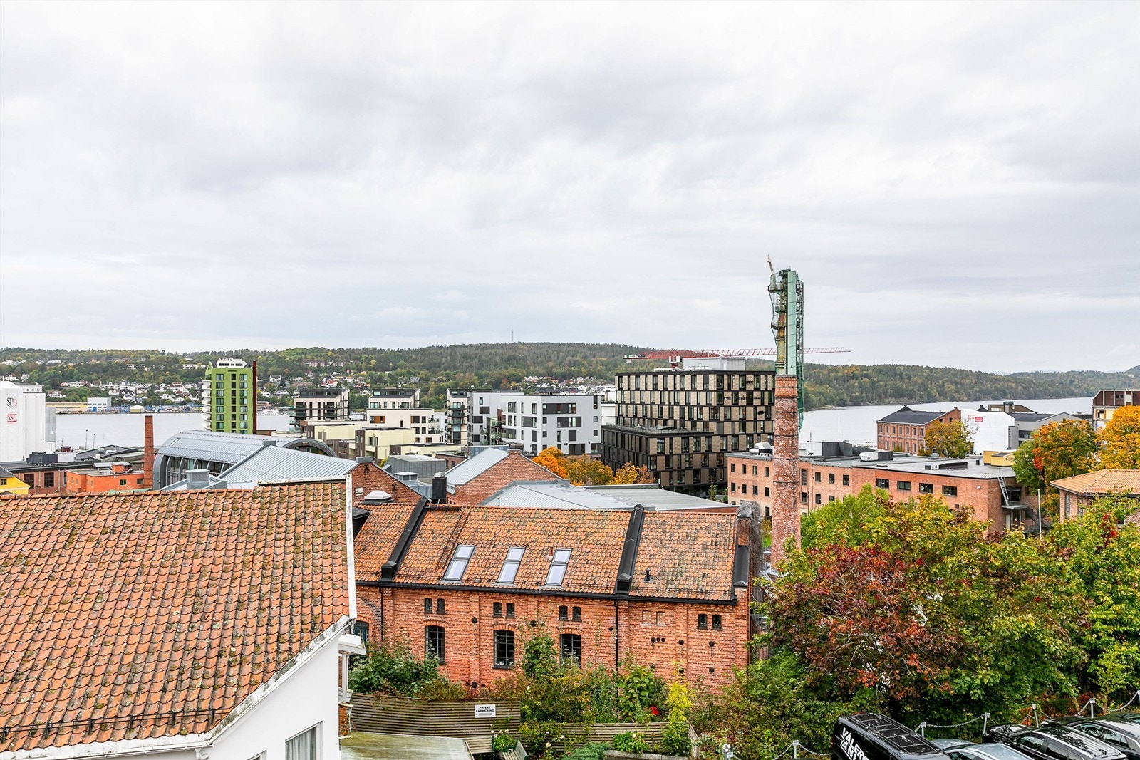 På altanen sees nær 180 grader vid utsikt som inkluderer Mossesundet og Jeløy i vest. Galleribilde