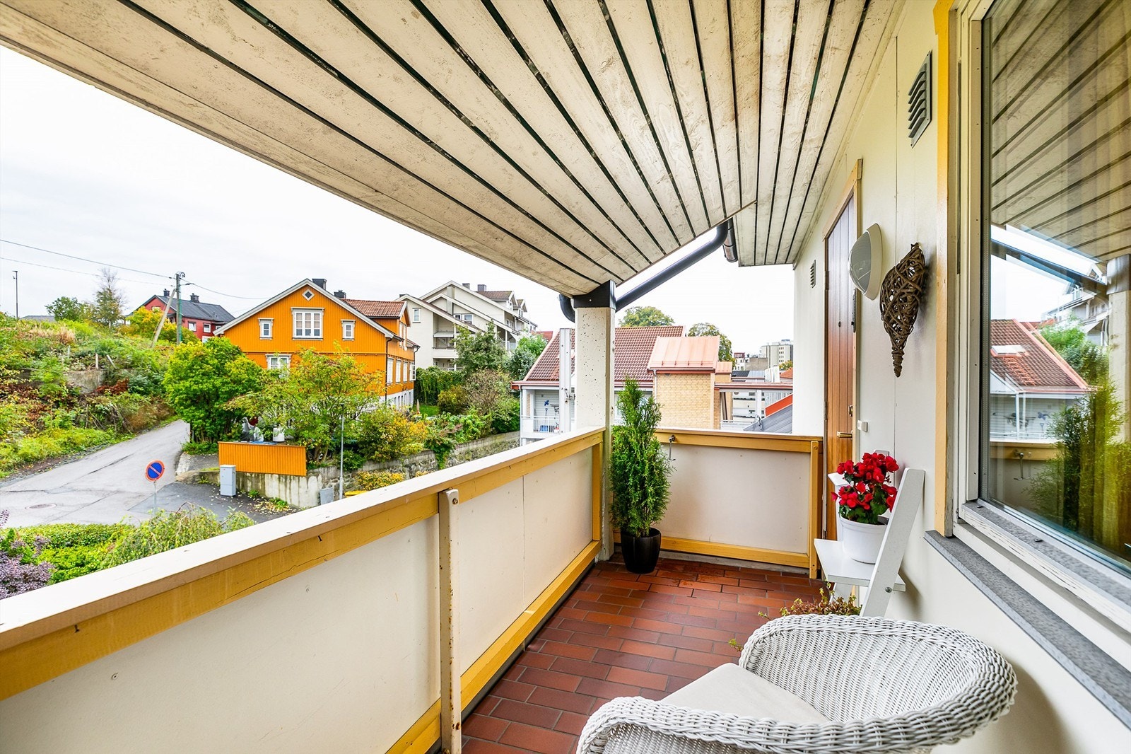 Inngangspartiet er kun for denne leiligheten og har sol fra rundt kl. 08 til rundt kl. 12 midtsommers. Galleribilde