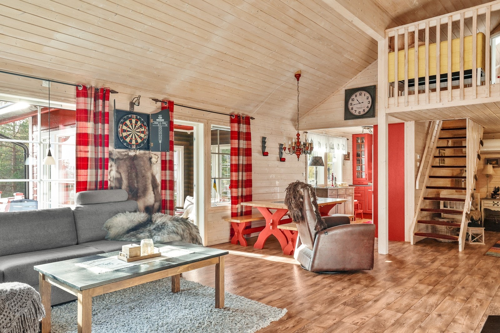Fra stuen er det utgang til en innglasset balkong Galleribilde