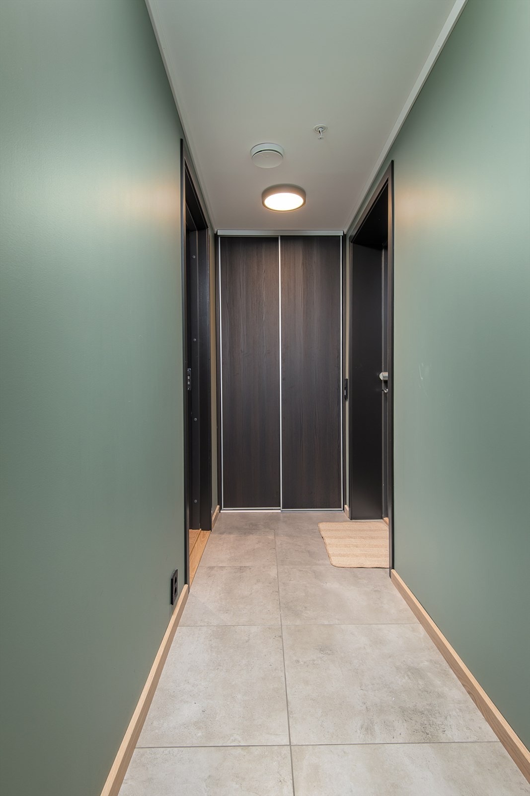 Velkommen inn - Garderobe med plass til ytter- og skotøy Galleribilde