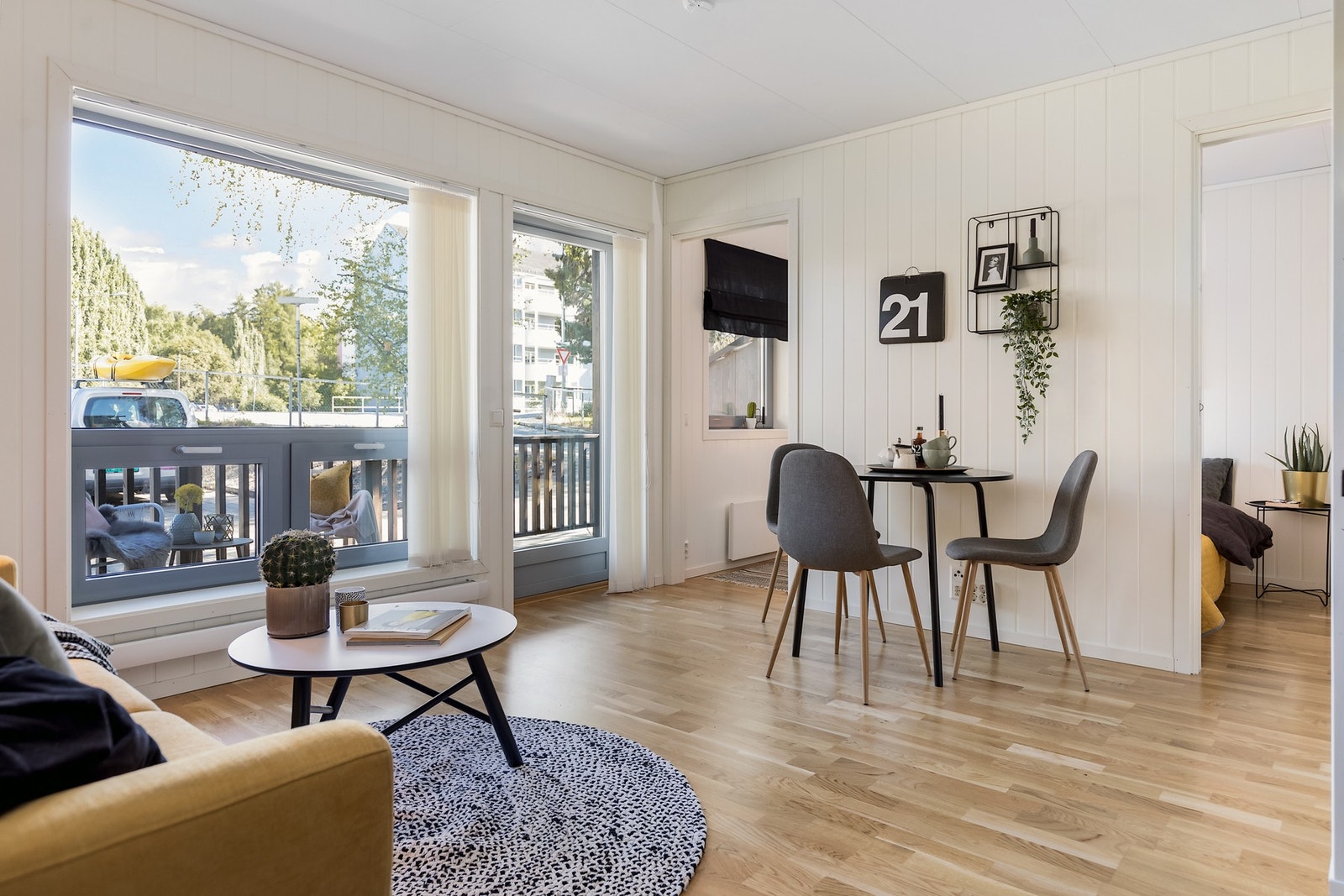 Fra stuen har man utgang til balkongen Galleribilde