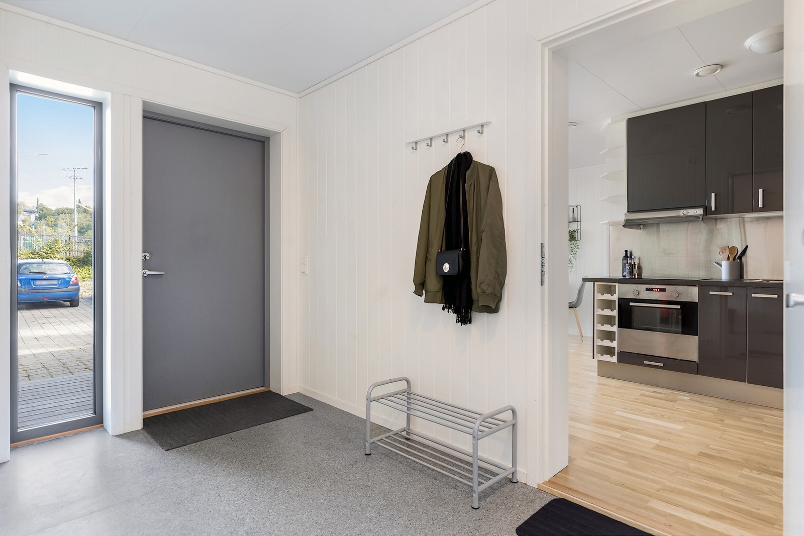 Leiligheten ligger i byggets 1. etasje Galleribilde