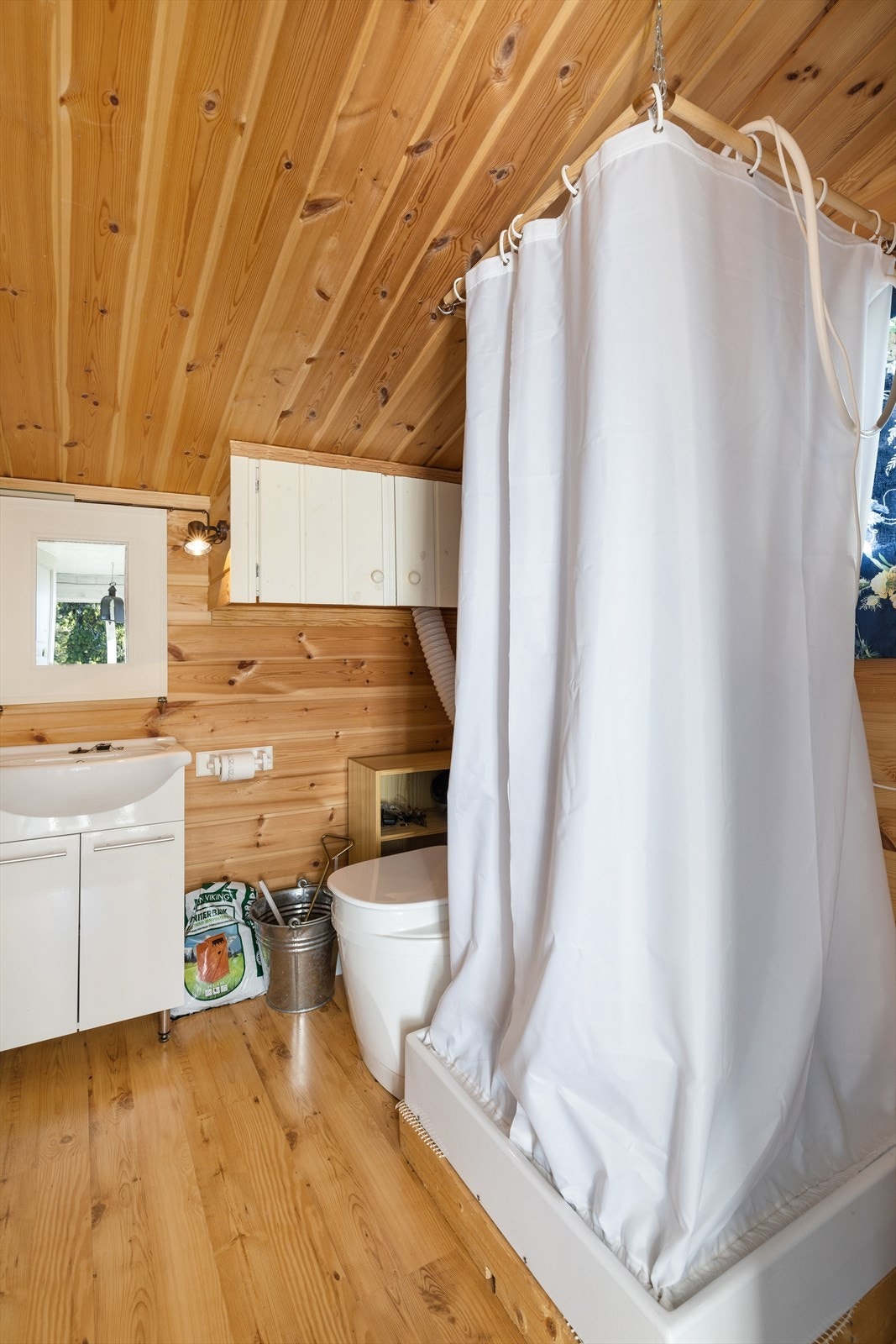 I tilbygget toalettrom ved inngang er det montert en bio-toalett med lufting, servantinnredning og en enkel hyttedusj med forheng. Galleribilde