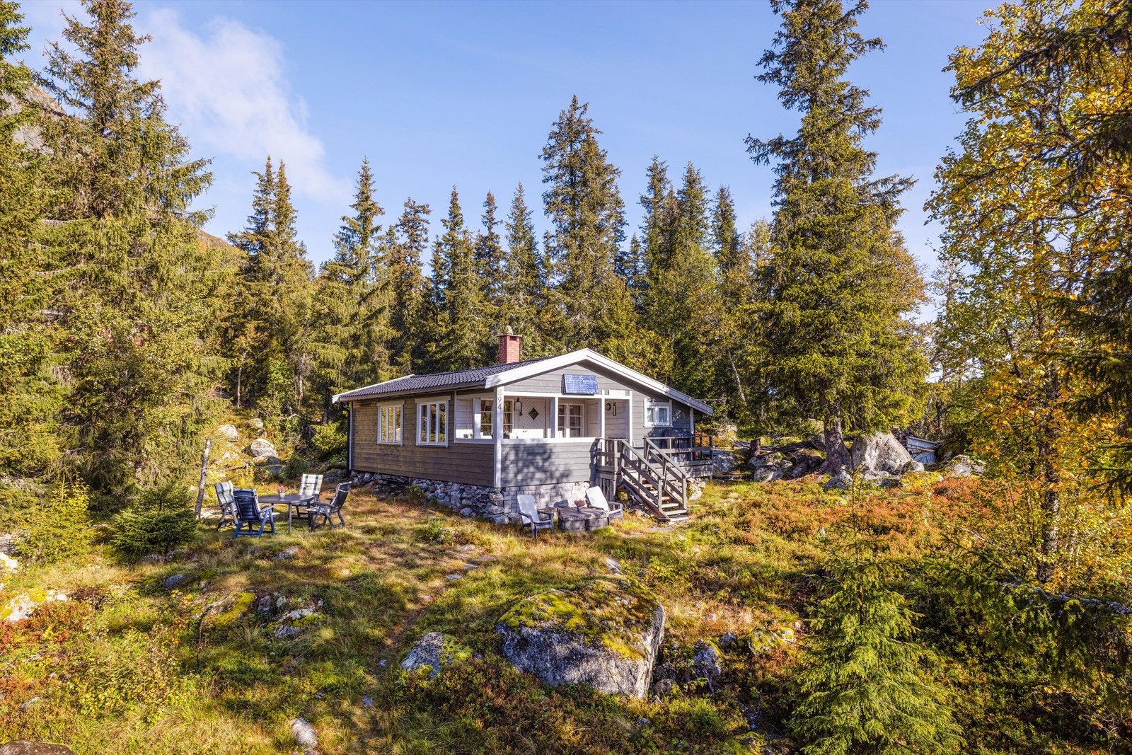 Fra hytta er det gangavstand til oppkjørte skiløyper og turområder samt gangavstand til serveringssteder Galleribilde