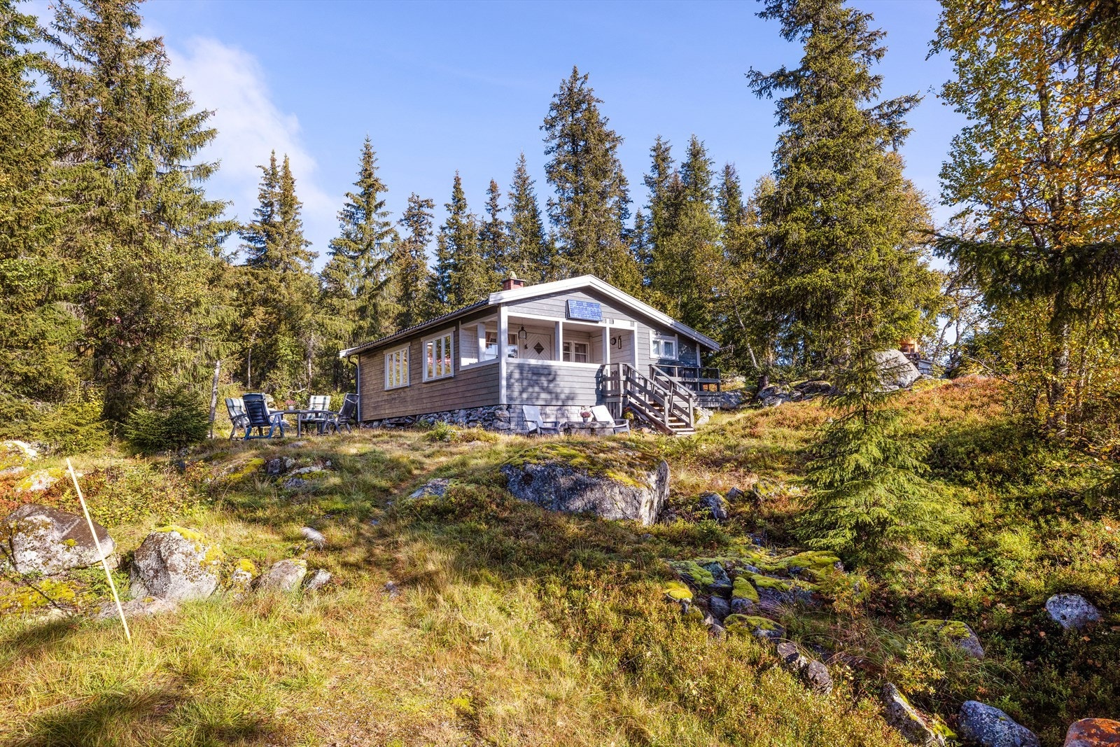 Hytta ligger fint til i naturskjønne omgivelser, sentralt på Haglebu Galleribilde