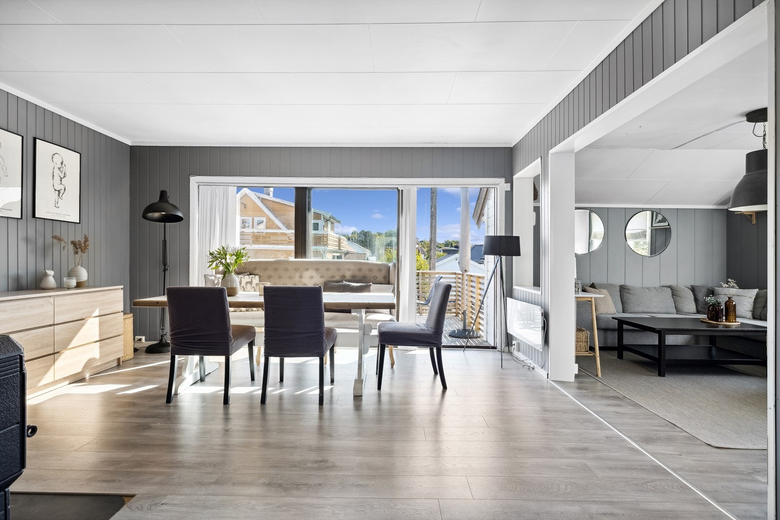 Det er utgang til terrassen fra spisestuen. Galleribilde