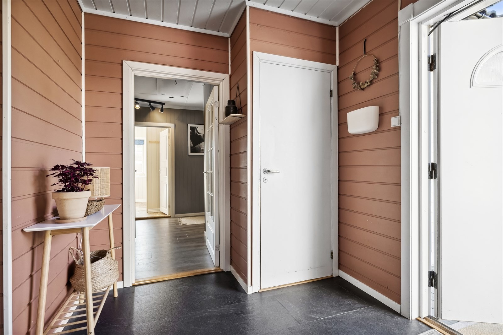 Entreen er romslig og har en praktisk walk-in garderobe på venstre side når du stiger inn. Galleribilde