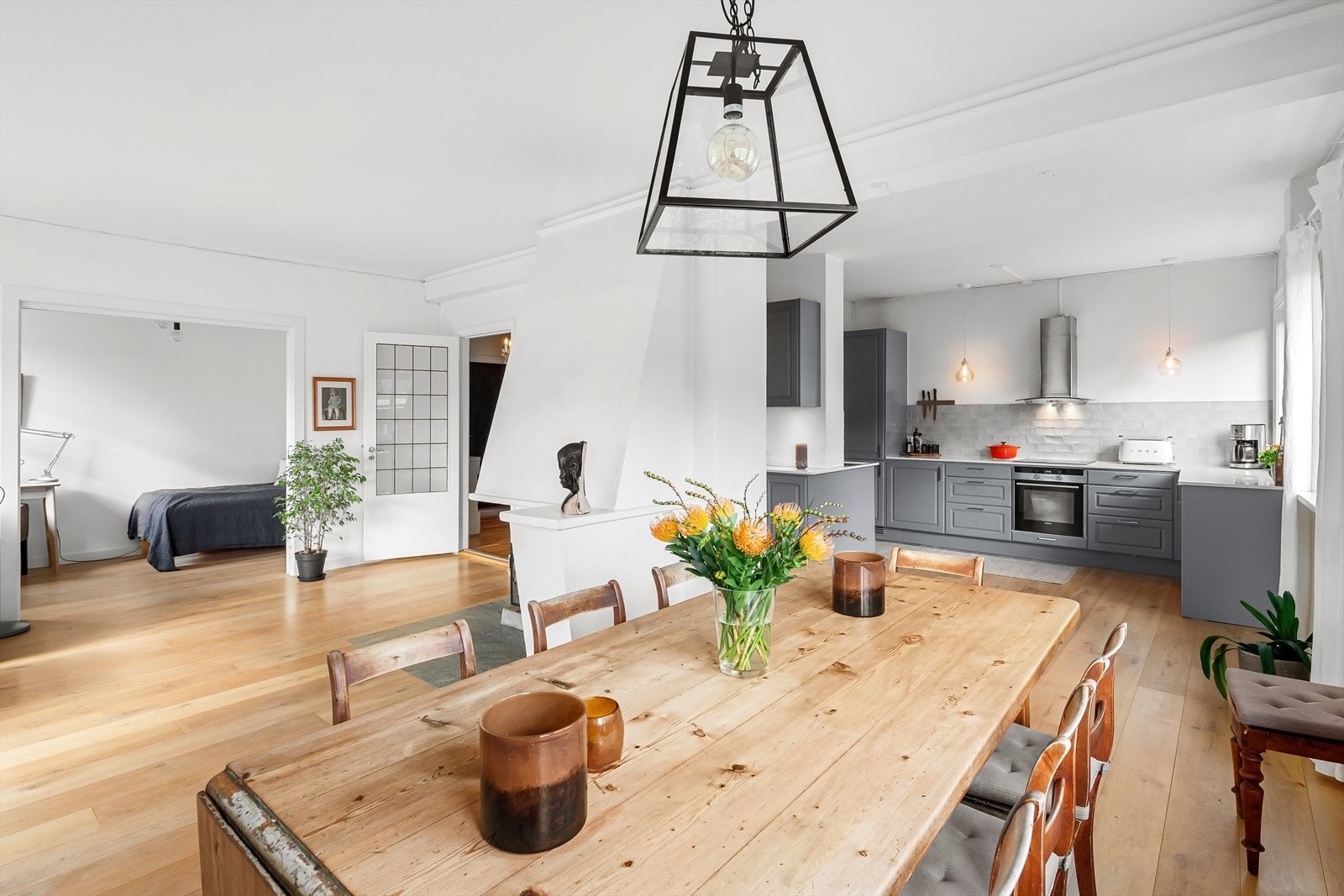 God plass til et stort spisebord mellom stue og kjøkken Galleribilde