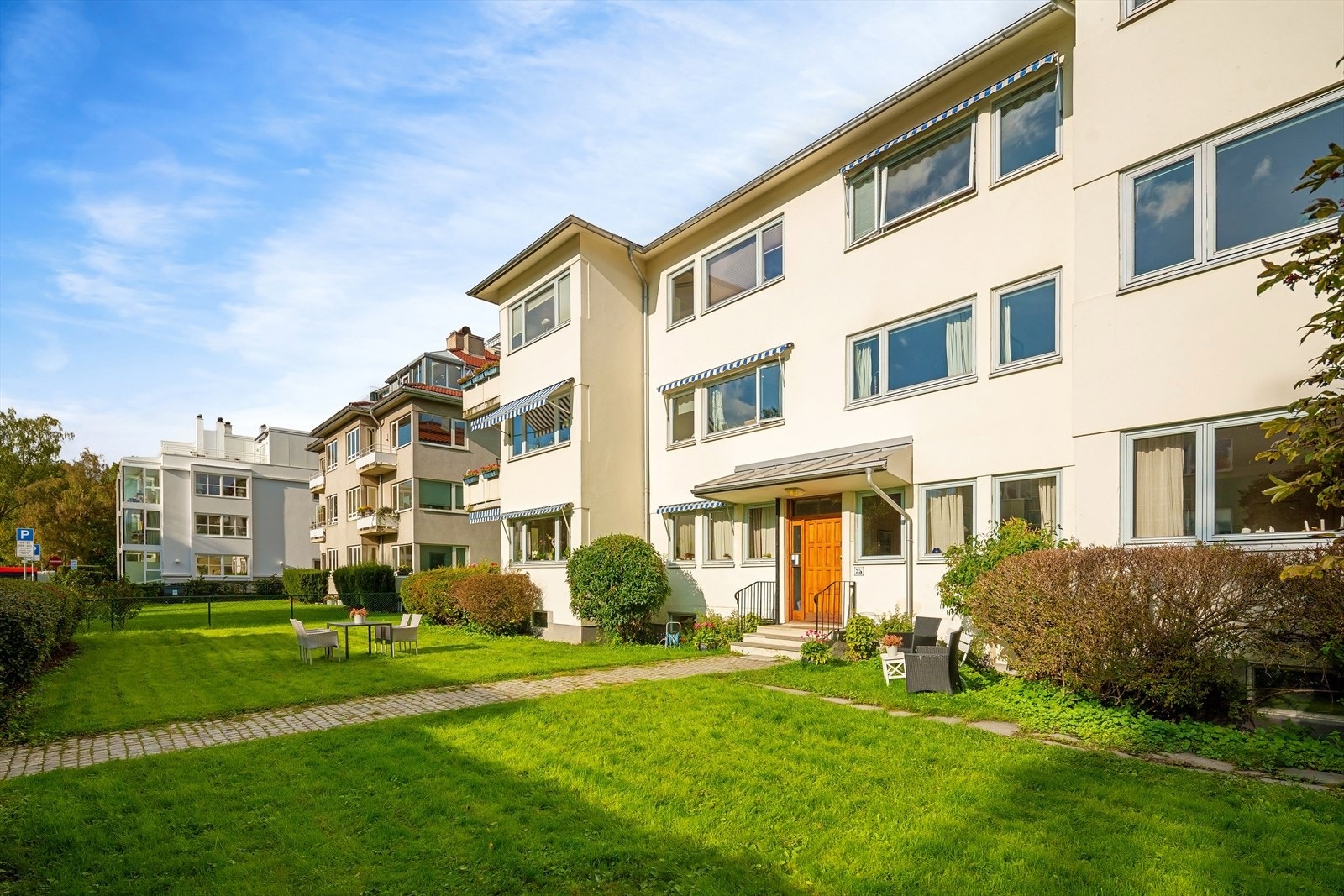 Flott og meget attraktiv beliggende hjørneleilighet med hyggelige grøntarealer og fin solrik balkong - peis og 2 soverom Galleribilde