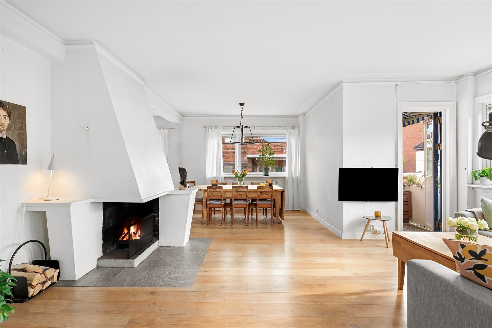 For øvrig er det oppvarming med radiatorer via bergvarme.(bergvarme og varmt vann inkl. i felleskostnadene) Galleribilde