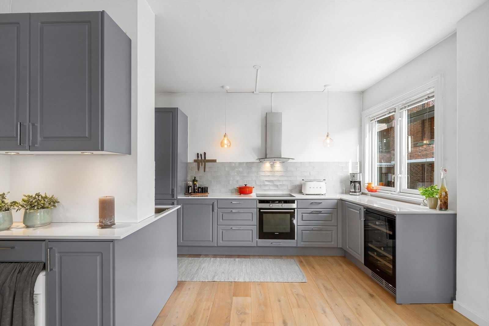 Integrert stekeovn, induksjonstopp, oppvaskmaskin, vinskap og kjøl/fryseskap Galleribilde