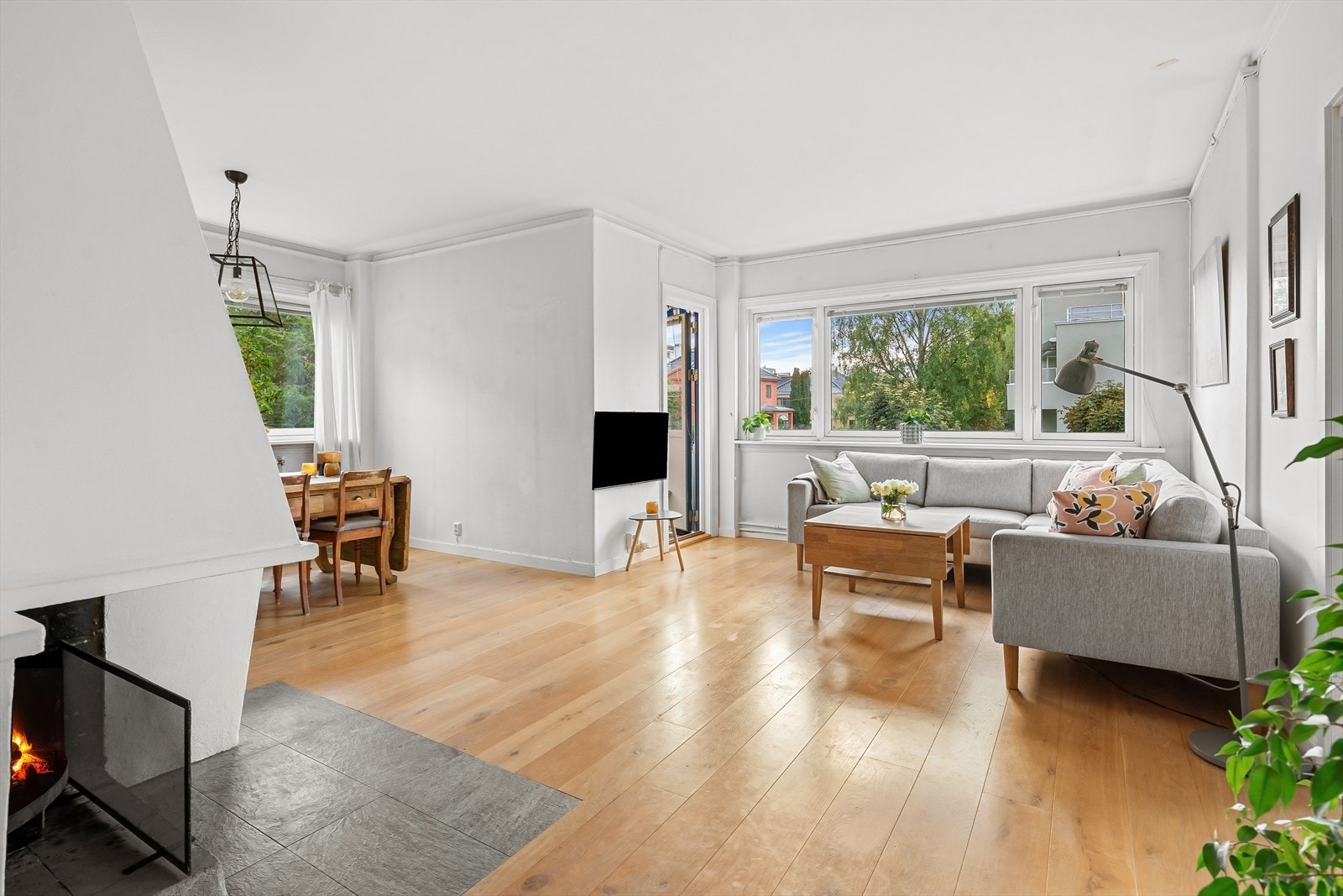 Vakker åpen peis i stue Galleribilde