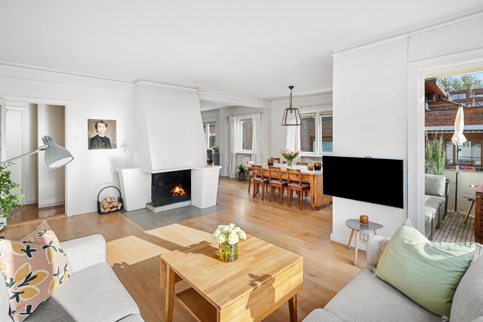 Atmosfærisk med mye naturlig lys og god takhøyde (opp mot 2.6 meter) Galleribilde