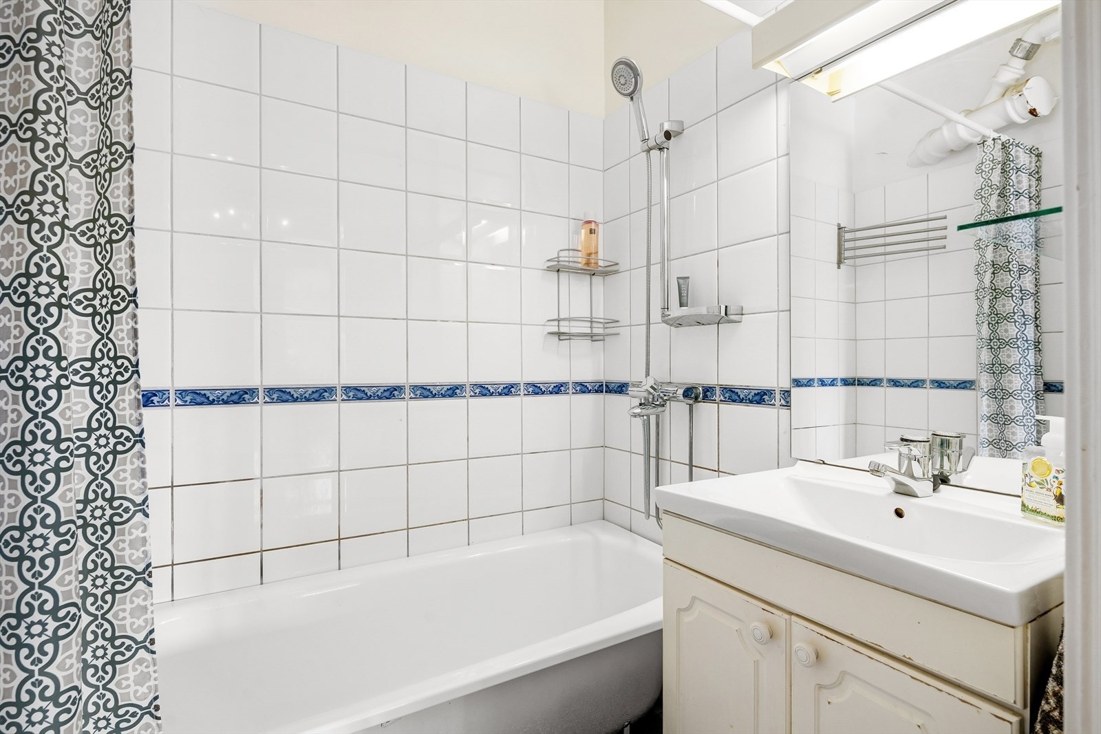 Eldre bad og separat toalettrom, begge har behov for oppgradering Galleribilde