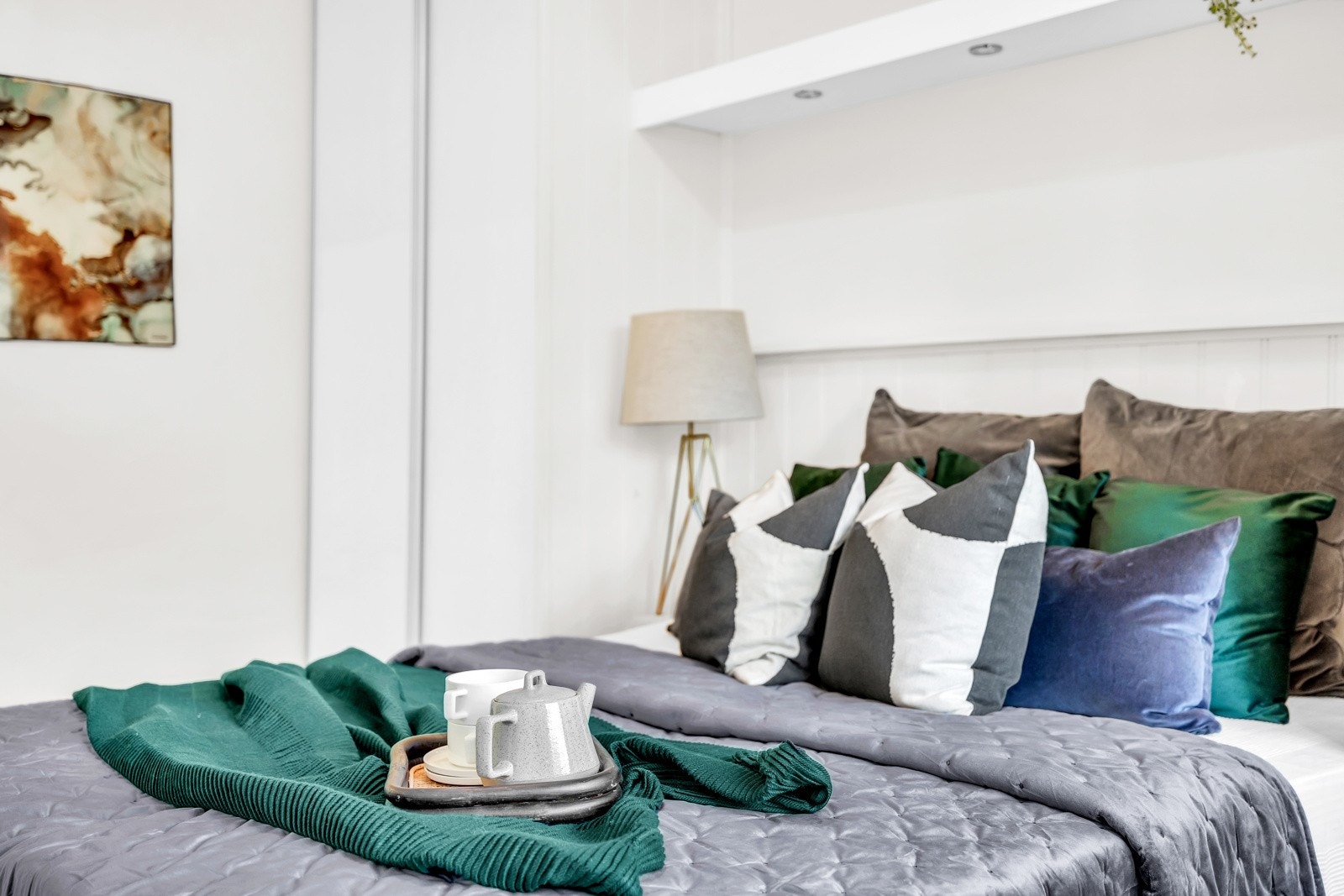 Over sengen er det hylle med belysning i form av spotter. Galleribilde