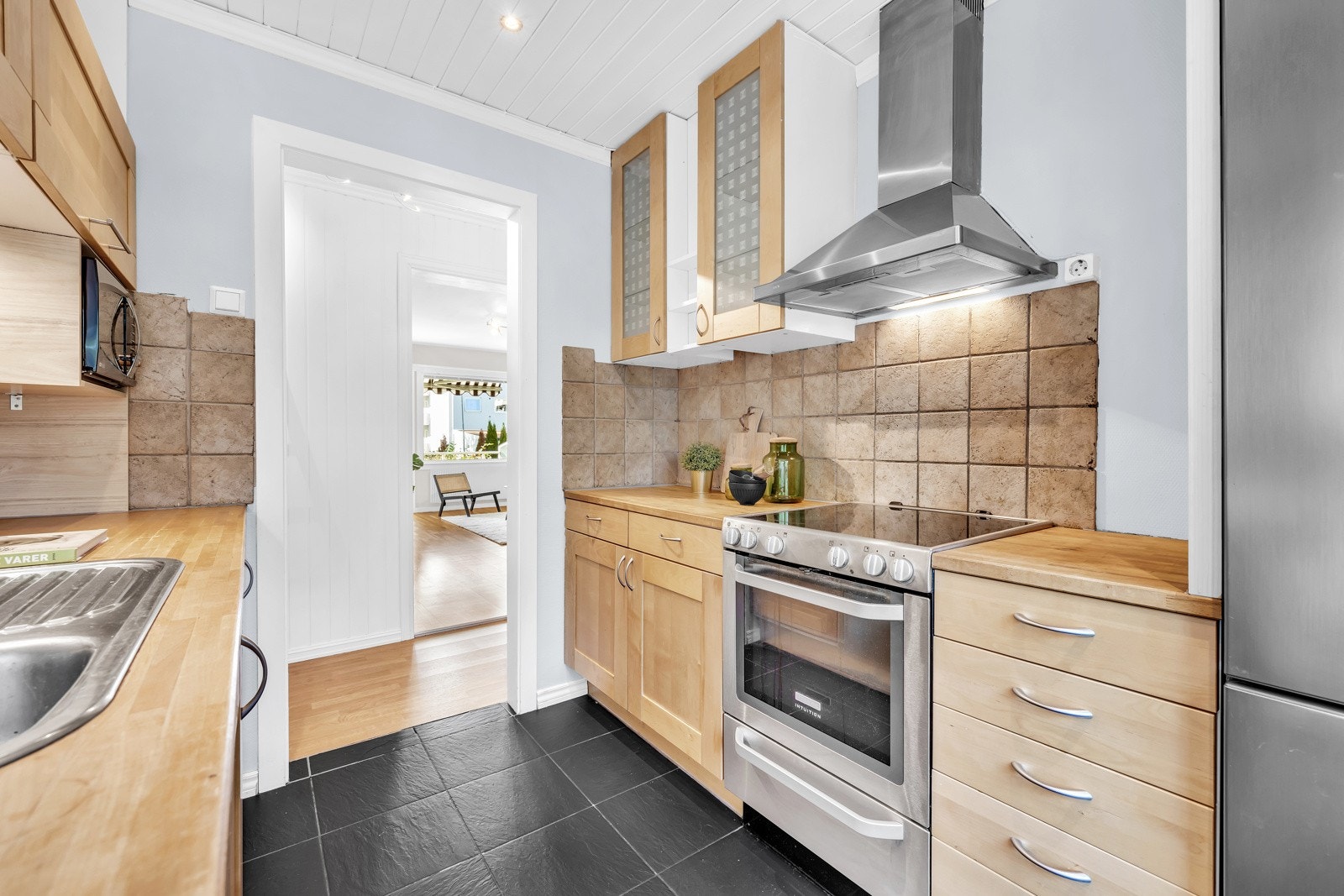 Leiligheten har separat kjøkken med praktisk innredning på begge sider av rommet. Galleribilde