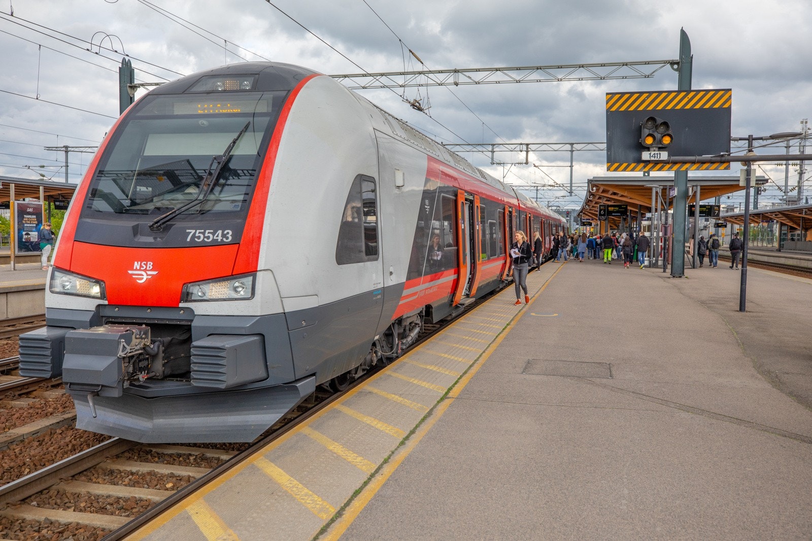 Det er gangavstand til Lillestrøm togstasjon, med avganger mot Oslo ca. hvert 10 minutt. Galleribilde