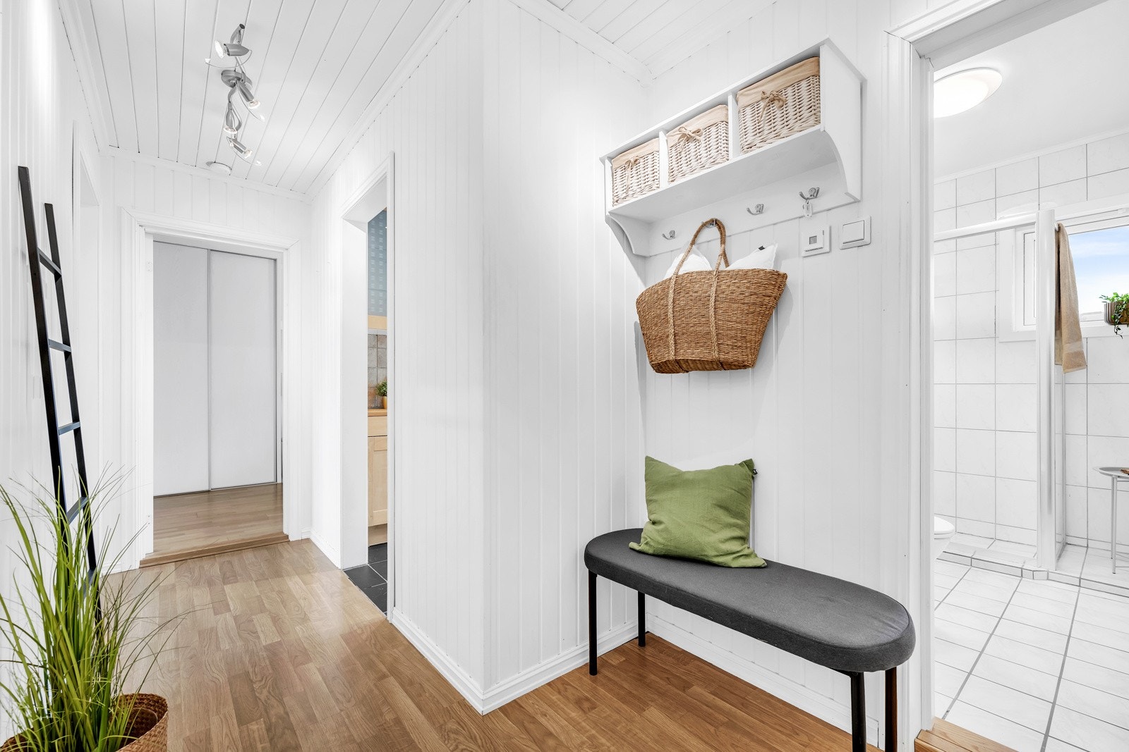 Entréen er lys og langstrak, med god plass til garderobeskap og knaggrekker på veggene. Galleribilde