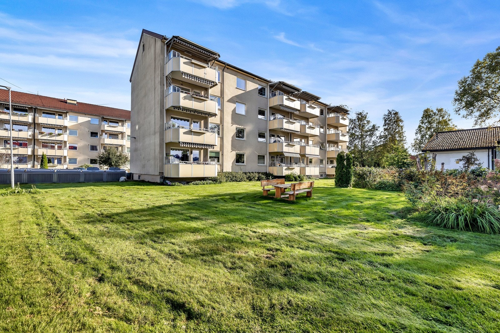 Borettslaget har store og fine fellesområder med plen, beplantning og sitteplasser for felles bruk. Galleribilde