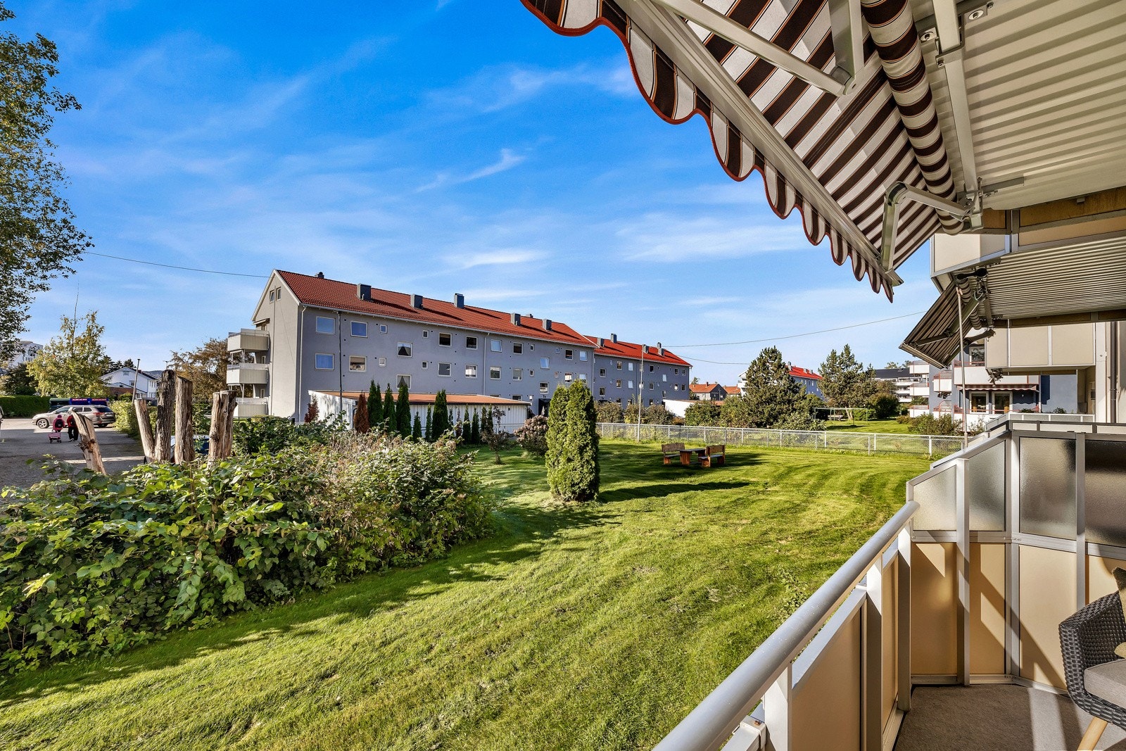 Utenfor balkongen er borettslagets felles hage som kan benyttes av alle beboerne. Galleribilde