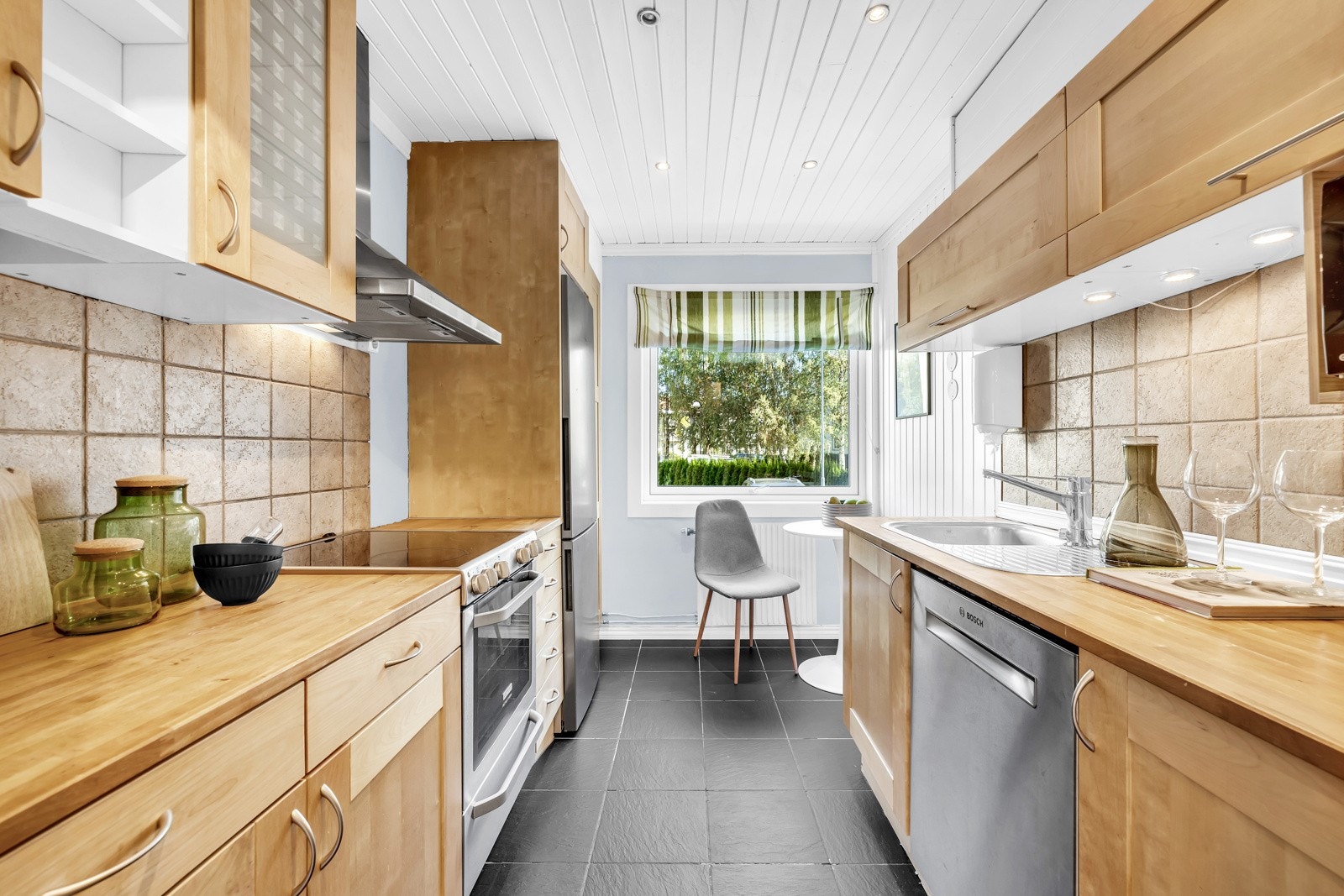 Rommet har gode lysforhold med downlights i himling, benkebelysning og stort vindu på endeveggen. Ved vinduet er det mulighet for en koselig spiseplass. Galleribilde