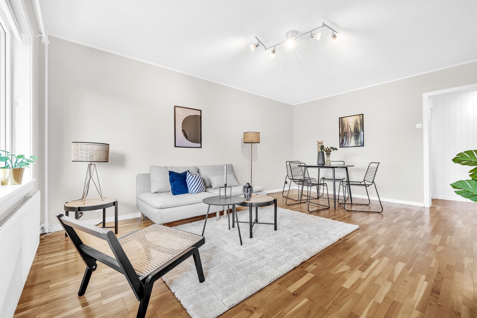 Leiligheten har romslig og lys stue med god plass til møblering. Galleribilde