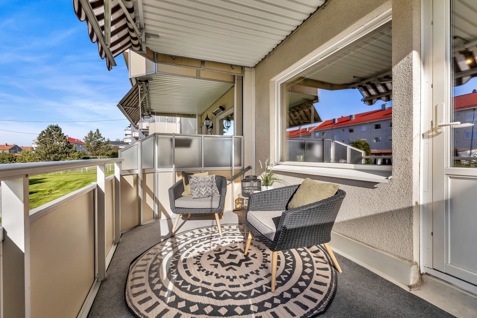 Balkongen ligger vendt mot vest og måler ca. 8,5 kvm. Galleribilde