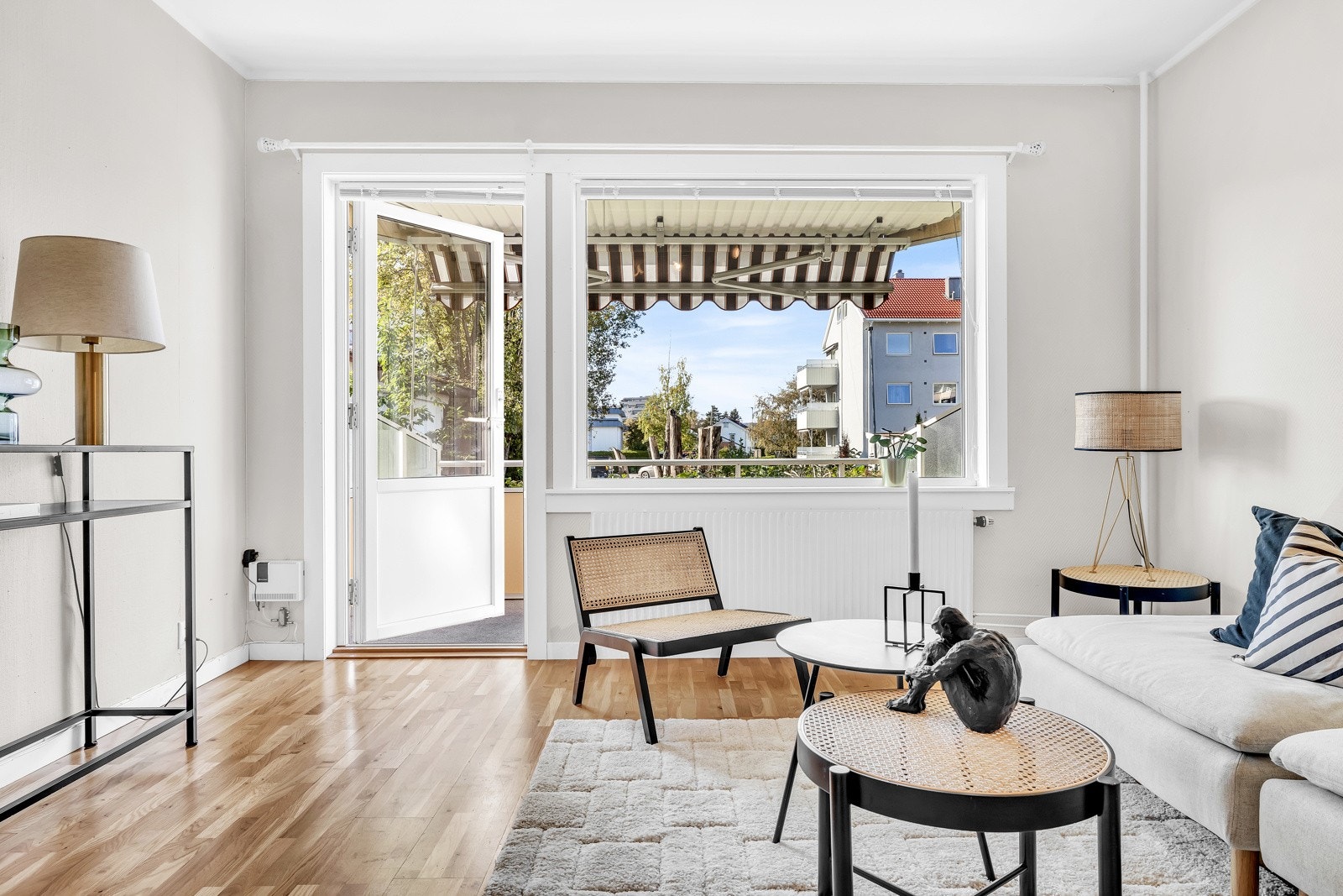 Det store vinduet mot balkongen gir innslipp av naturlig lys, og gjennom døren kommer du ut til solfylt balkong Galleribilde