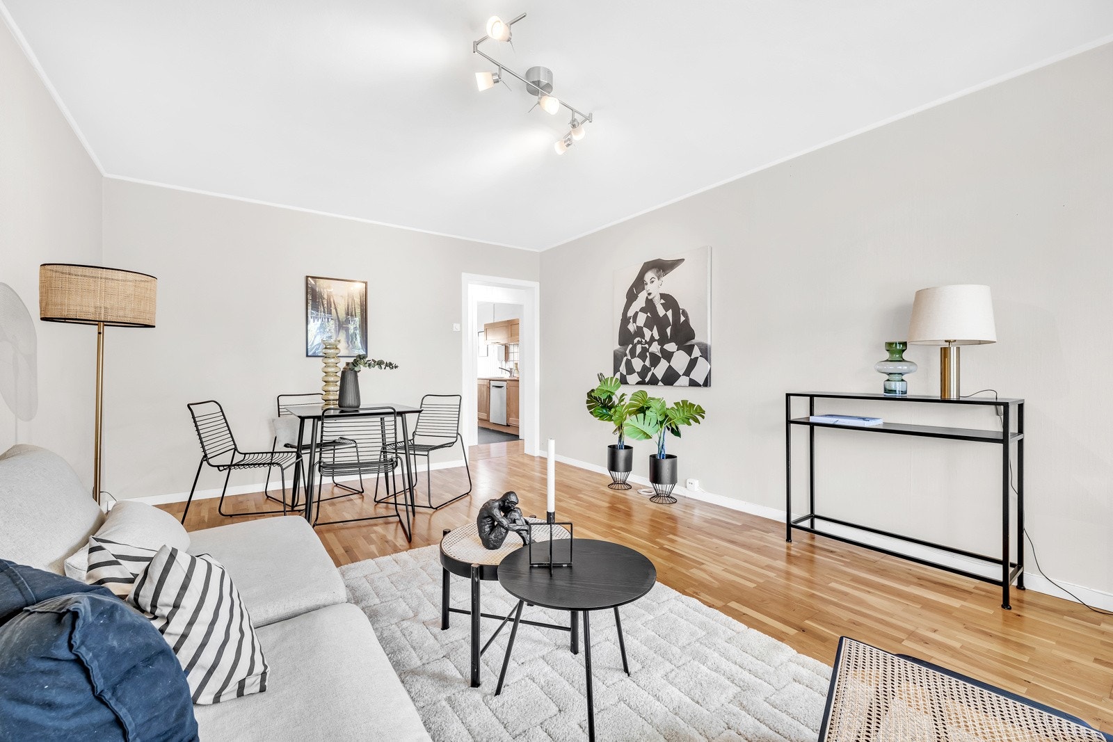 Her er det plass til både sofagruppe og spisesone. Galleribilde