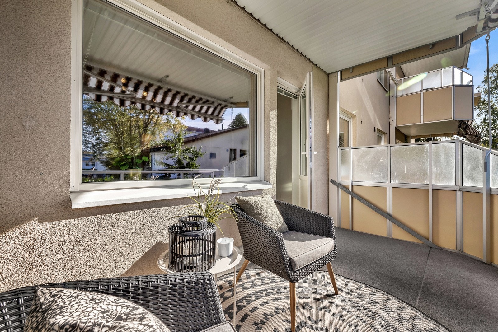 Balkongen er overbygd og har markise, noe som gjør det til et lunt uteområde som kan benyttes hele året. Galleribilde