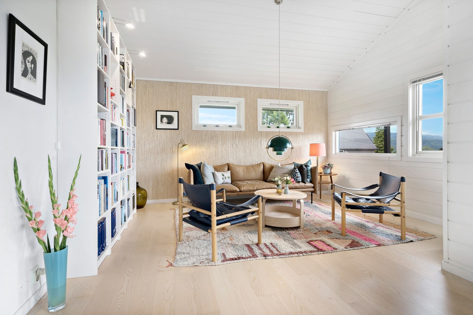 Stuen har Biri stråtapet på den ene veggen. Galleribilde