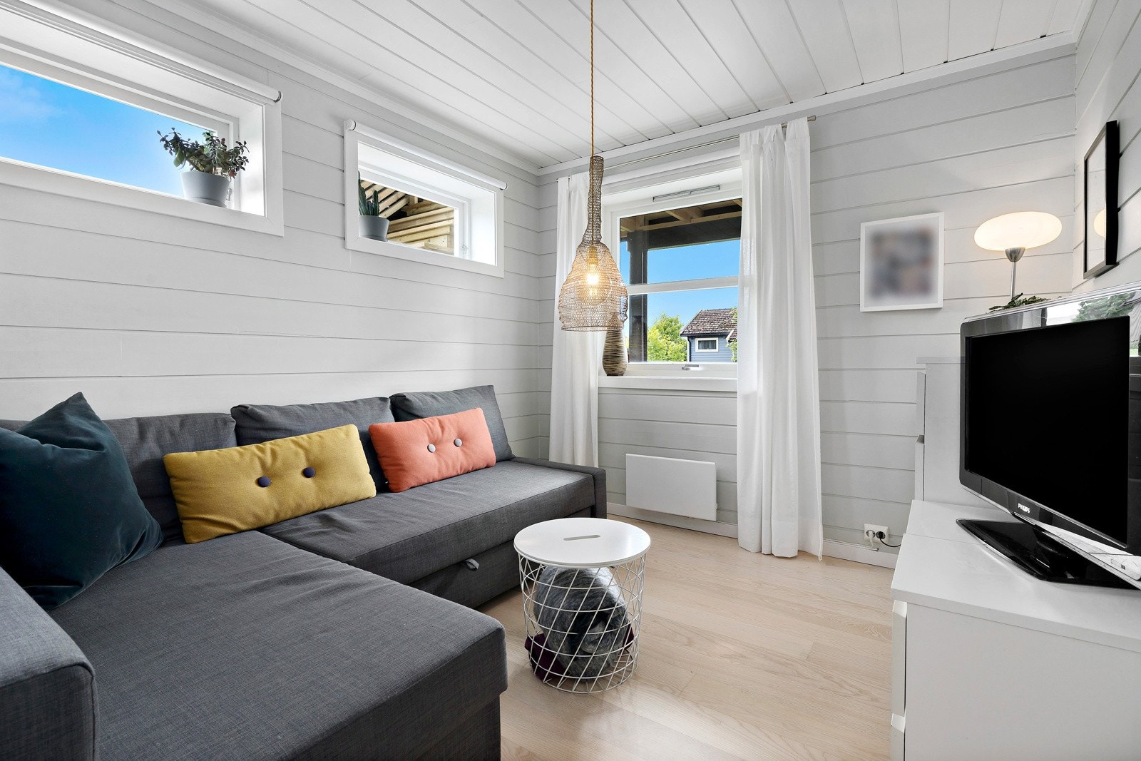 Nede er det tre soverom. Dette rommet har skyvedør mot naborom slik at rommene kan brukes sammen som en liten suite. Galleribilde