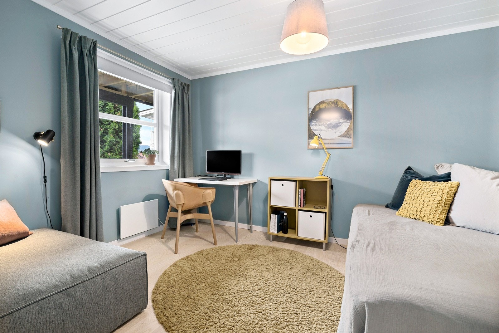 Soverom nummer 1 i underetasjen har vindu mot gårdsplassen. Galleribilde