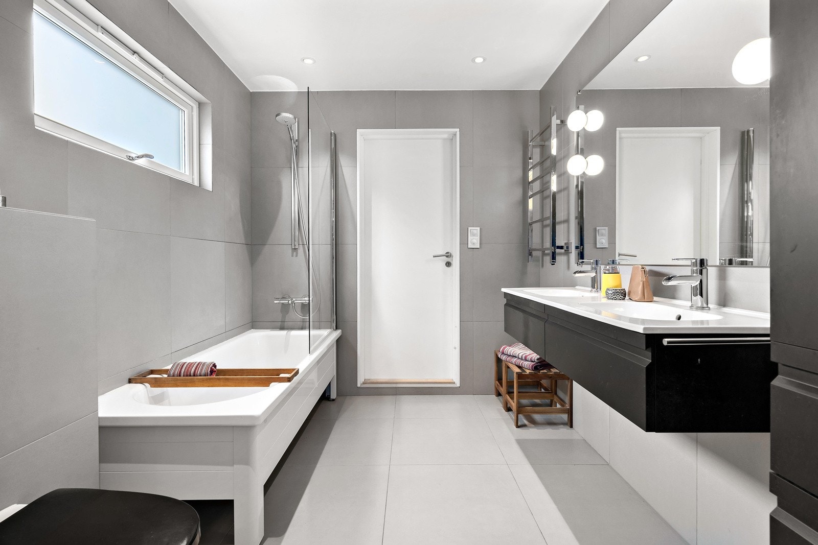 Badet er moderne og stramt. Hovedsoverommet har direkte adkomst til bad gjennom døren innerst. Galleribilde