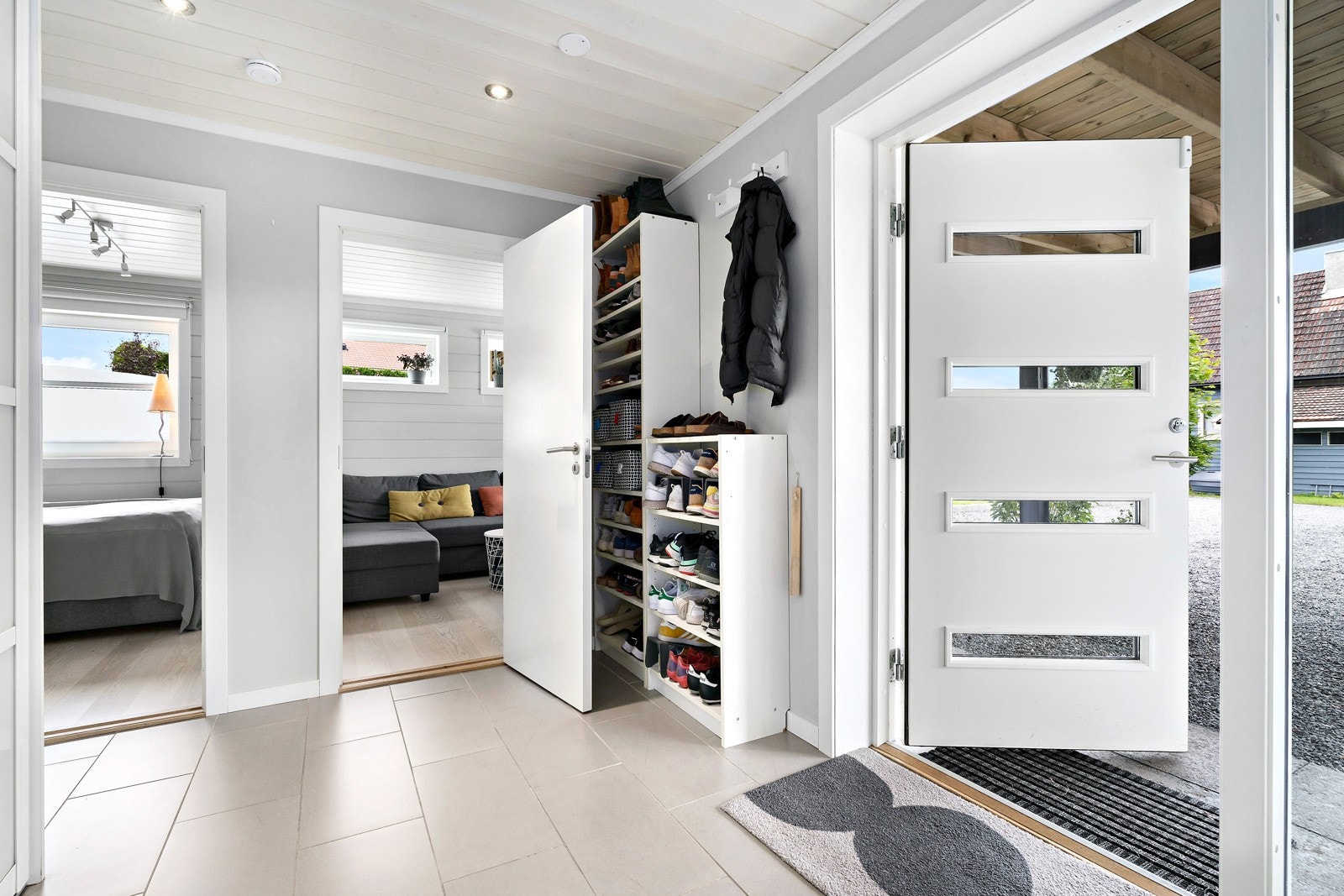 Entréen har dør med glassfelt i tillegg til vindu ved siden av. Galleribilde