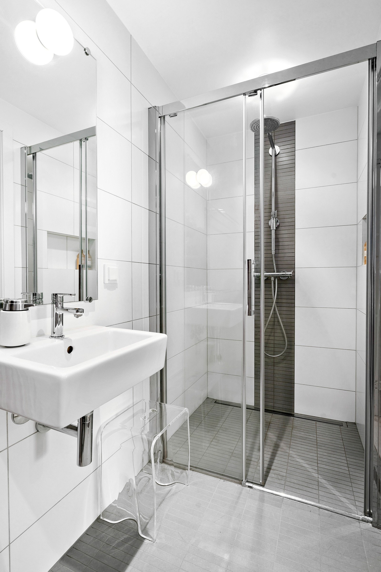 Badet er godt utnyttet med dusj på den ene siden og toalett på motstående side. Galleribilde