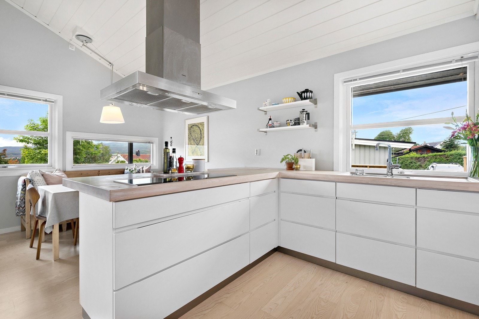 Lyset strømmer inn fra alle kanter. Dette er på mange måter hjertet i huset. Galleribilde