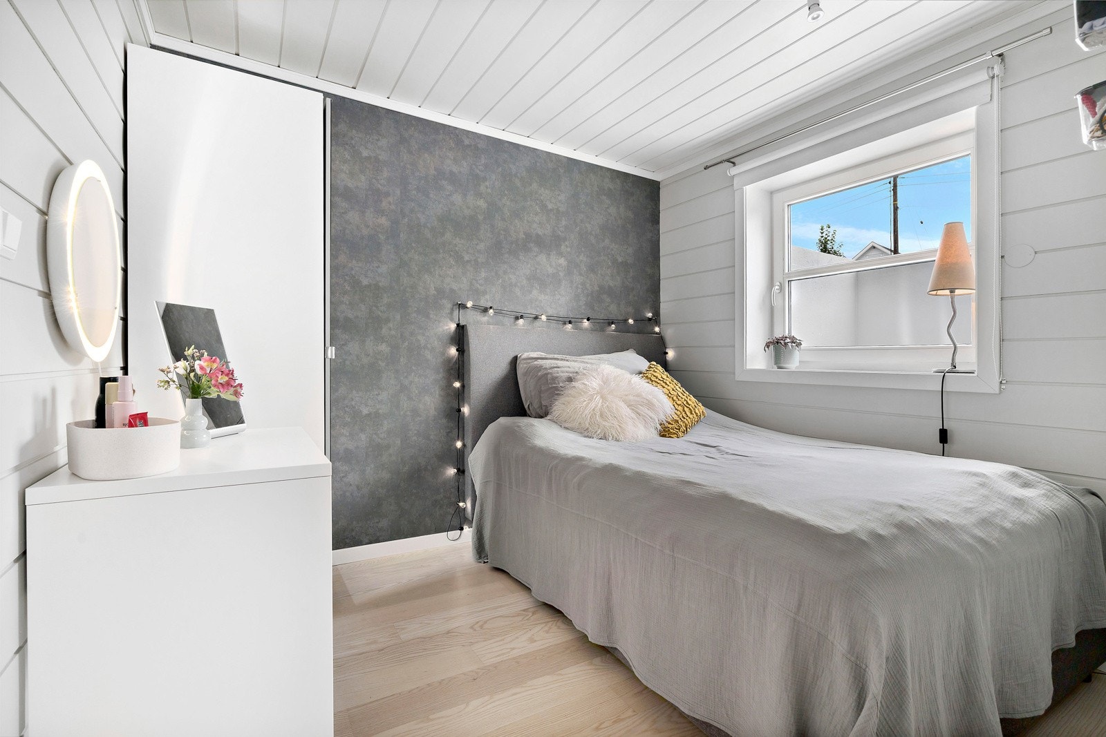 Soverom nummer 3 har egen inngang i tillegg til skyvedør mot naborom. Galleribilde