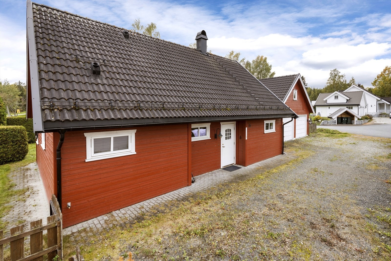 Måltrostveien 16 har en fin og meget sentral beliggenhet, i et etablert, barnevennlig og hyggelig boligstrøk. Kun ca. 15 minutters gange til Vikersund sentrum. Galleribilde