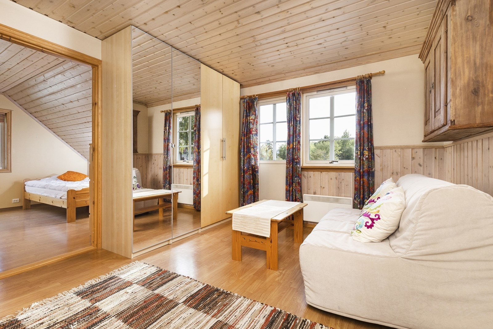 Boligen har en praktisk loftstue som enkelt kan innredes til bruk for ungdommen. Fra loftstuen er det direkte utgang til en hyggelig veranda. Galleribilde