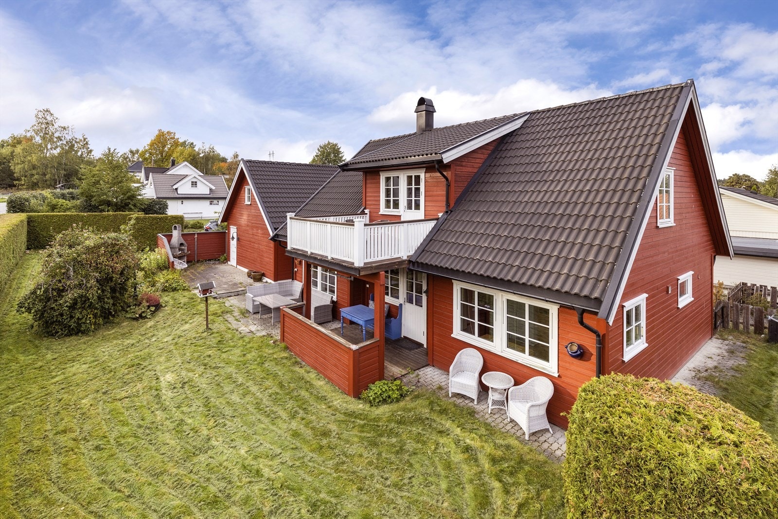 Velkommen til Måltrostveien 16! Innholdsrik enebolig med usjenert uteområde og gangavstand til Vikersund sentrum - 3 soverom - 2 bad og dobbelgarasje. Galleribilde