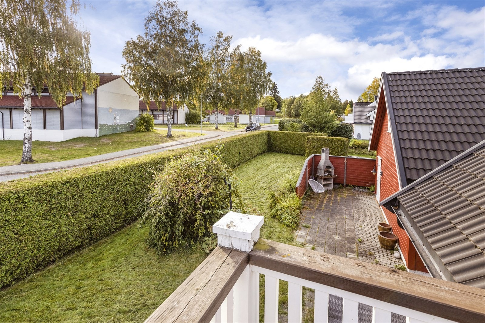 Eiendommen har en stor hage med mye boltreplass for de små. Galleribilde