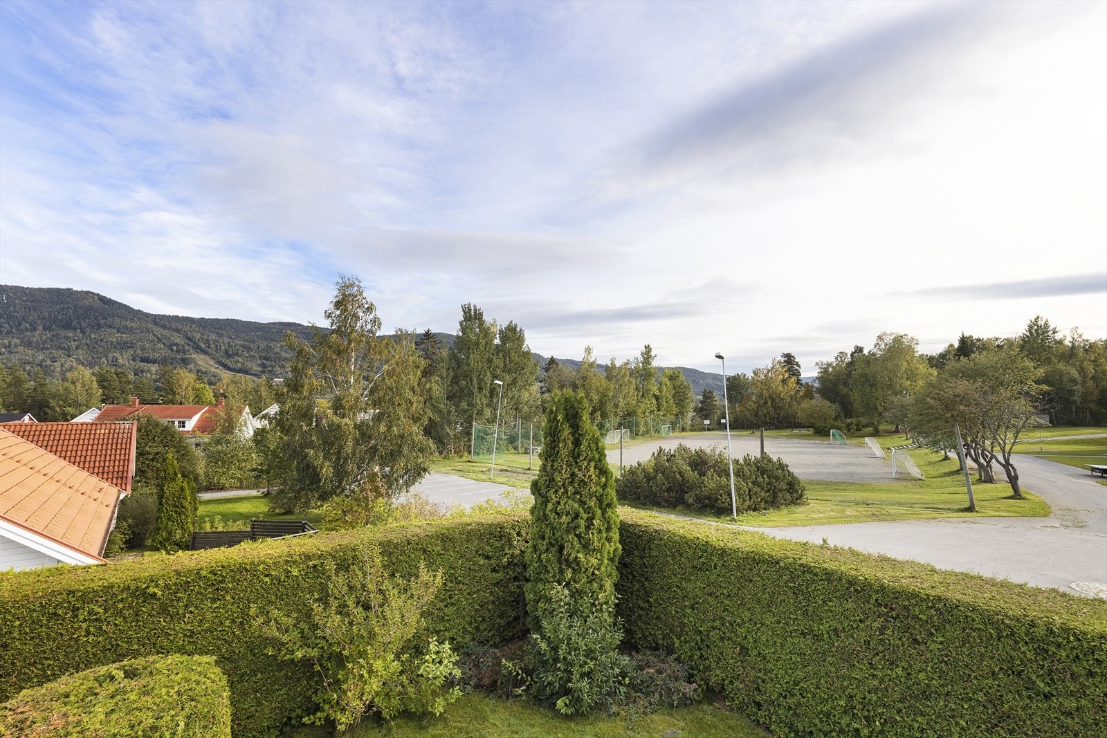 Eiendommen har en pent opparbeidet hage og en velstelt tuja hekk. Rett i nærheten er Vikersund skole. Galleribilde